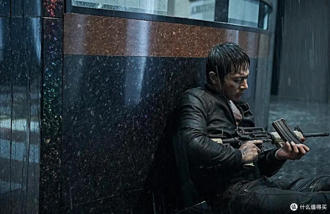 坤(张东健 饰)是一名技艺精湛的冷血杀手,效力于黑社会组织,深受上司