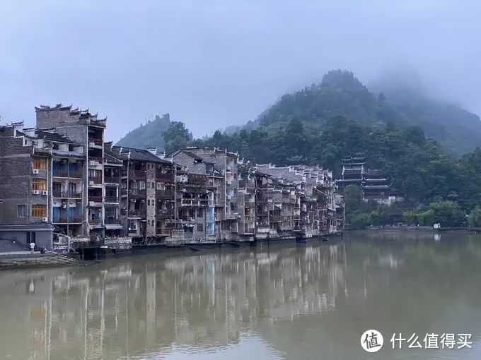 烟笼寒水月笼纱，夜泊舞阳近酒家；游者不知疫情起，隔江犹唱后庭花。