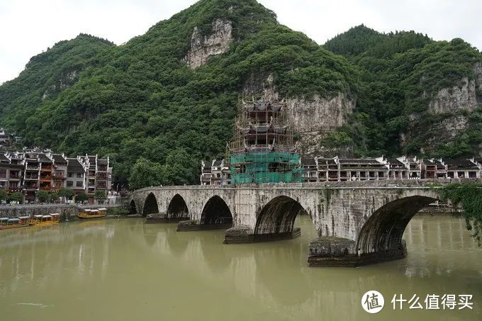 烟笼寒水月笼纱，夜泊舞阳近酒家；游者不知疫情起，隔江犹唱后庭花。