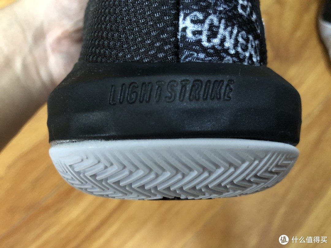 利拉德签名球鞋第一次使用Lightstrike科技，作为阿迪达斯近几年主打的缓震科技