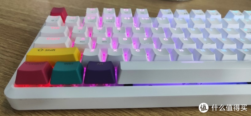 夏日的五彩缤纷，一个色彩斑斓的键盘