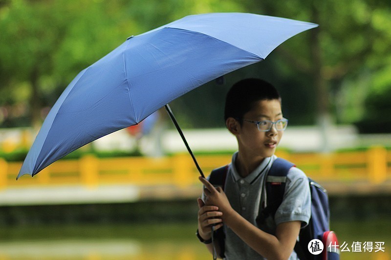 遮阳挡雨 从容应对天气变化 90分全自动反向折叠照明伞