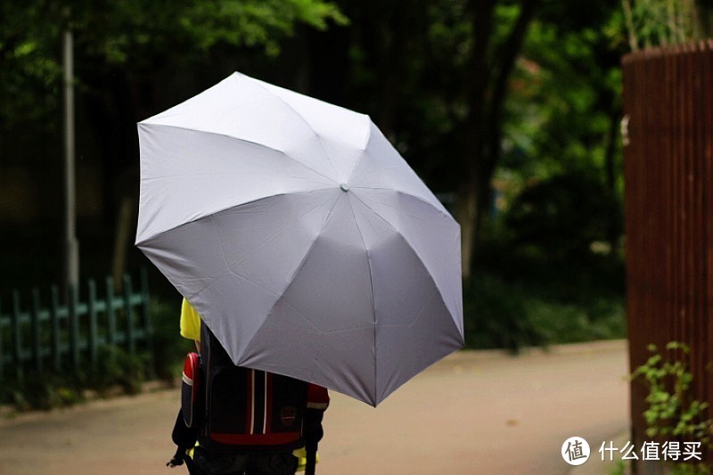 遮阳挡雨 从容应对天气变化 90分全自动反向折叠照明伞
