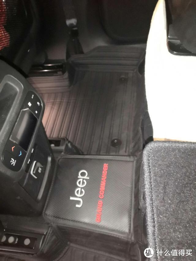 Jeep大指挥官SUV，自己铺全包脚垫、尾箱垫，值得买的黑色条纹款