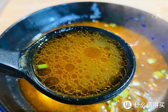 来自乌拉圭的牛肉，重庆的辣椒，这碗牛肉面，却是正宗的台式风味