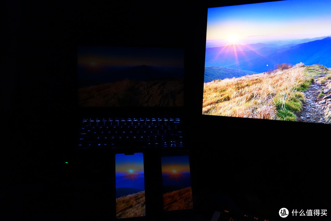 四个屏幕均开最低亮度，左下为LG G7，右下为一加三