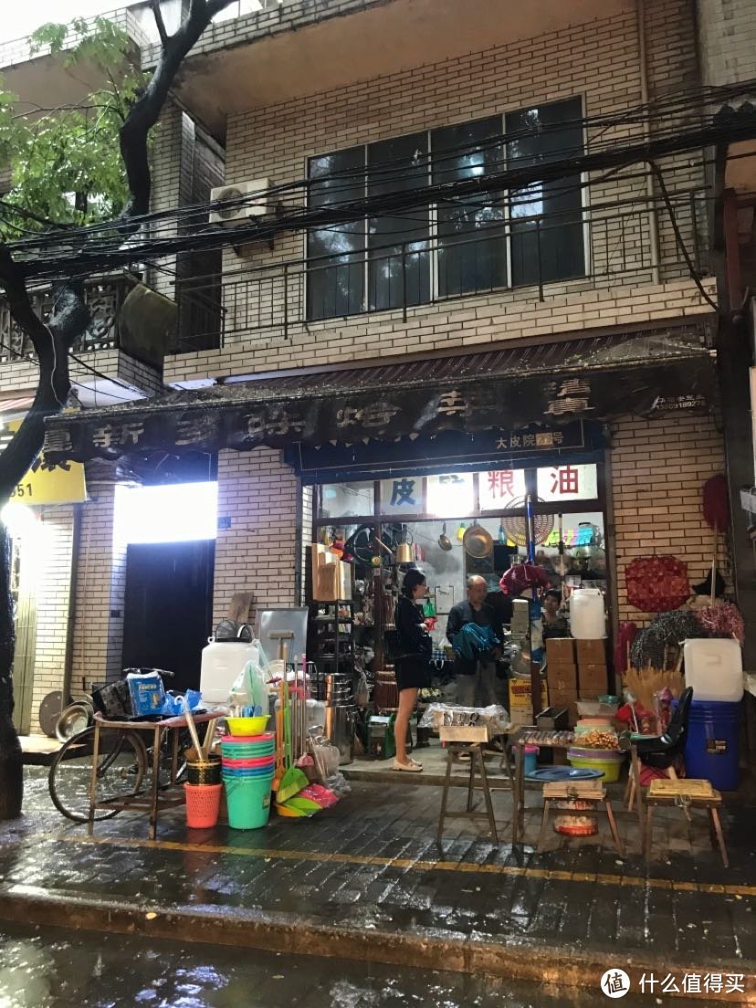 雨中杂货店，很像小时候