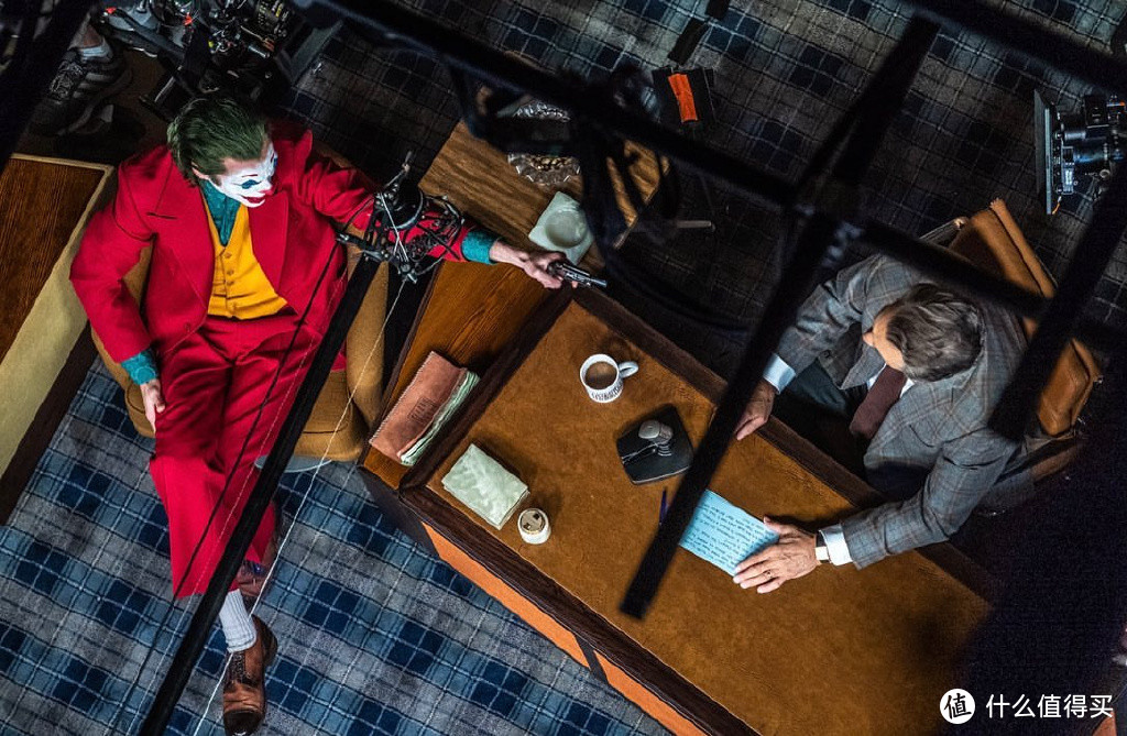 《小丑》再次曝光一组新剧照，或疯魔或孤僻，这才是超级英雄电影该有的质感