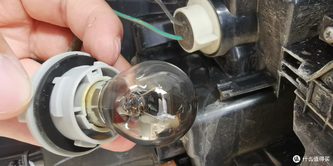 照片可能看不清,里面的灯丝烧断了,玻璃上都是黑色的粉末.
