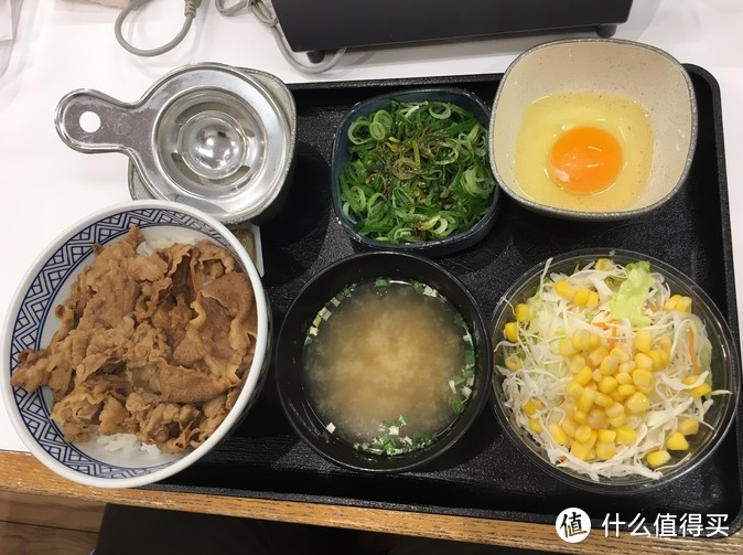 日式牛肉丼往往会有生鸡蛋打在上面，要不要试试。（网络图片侵删）