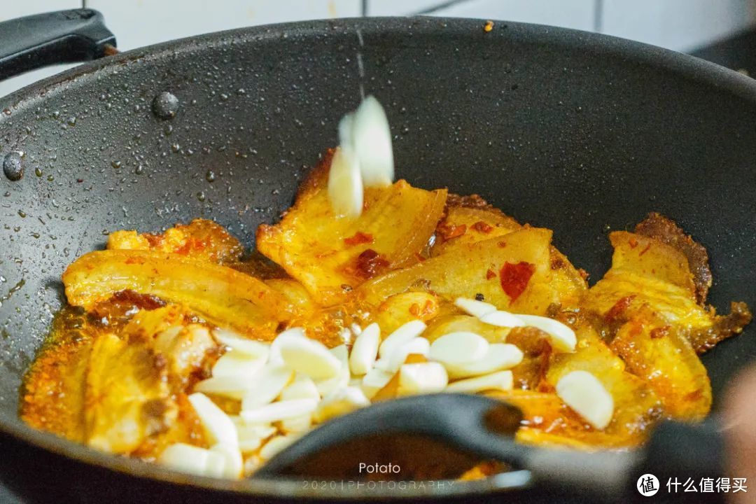 大口吃肉，还有辣椒和米饭