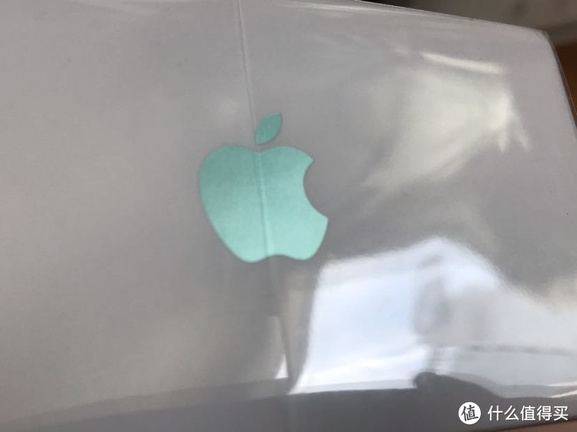 手机的苹果标志和字母都是烫金的，iPad个Mac pro都不是