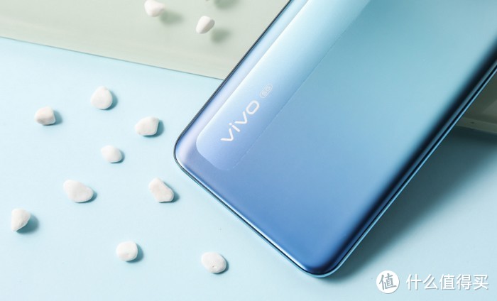 vivo Y70s冷萃银新配色发布，出众颜值、4800万AI三摄、双模5G