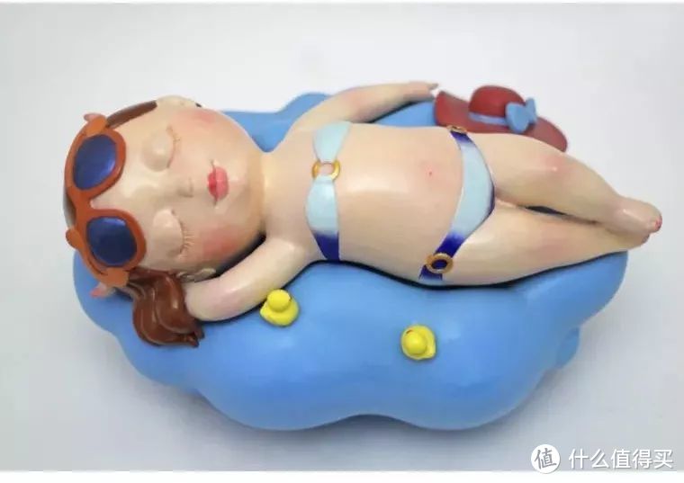作品名称：《晒日光浴的女孩》（粉色与蓝色）尺寸：26*15*15cm 类型：    雕塑（全球限量999件）材质：玻璃钢  艺术家：夏飞飞
