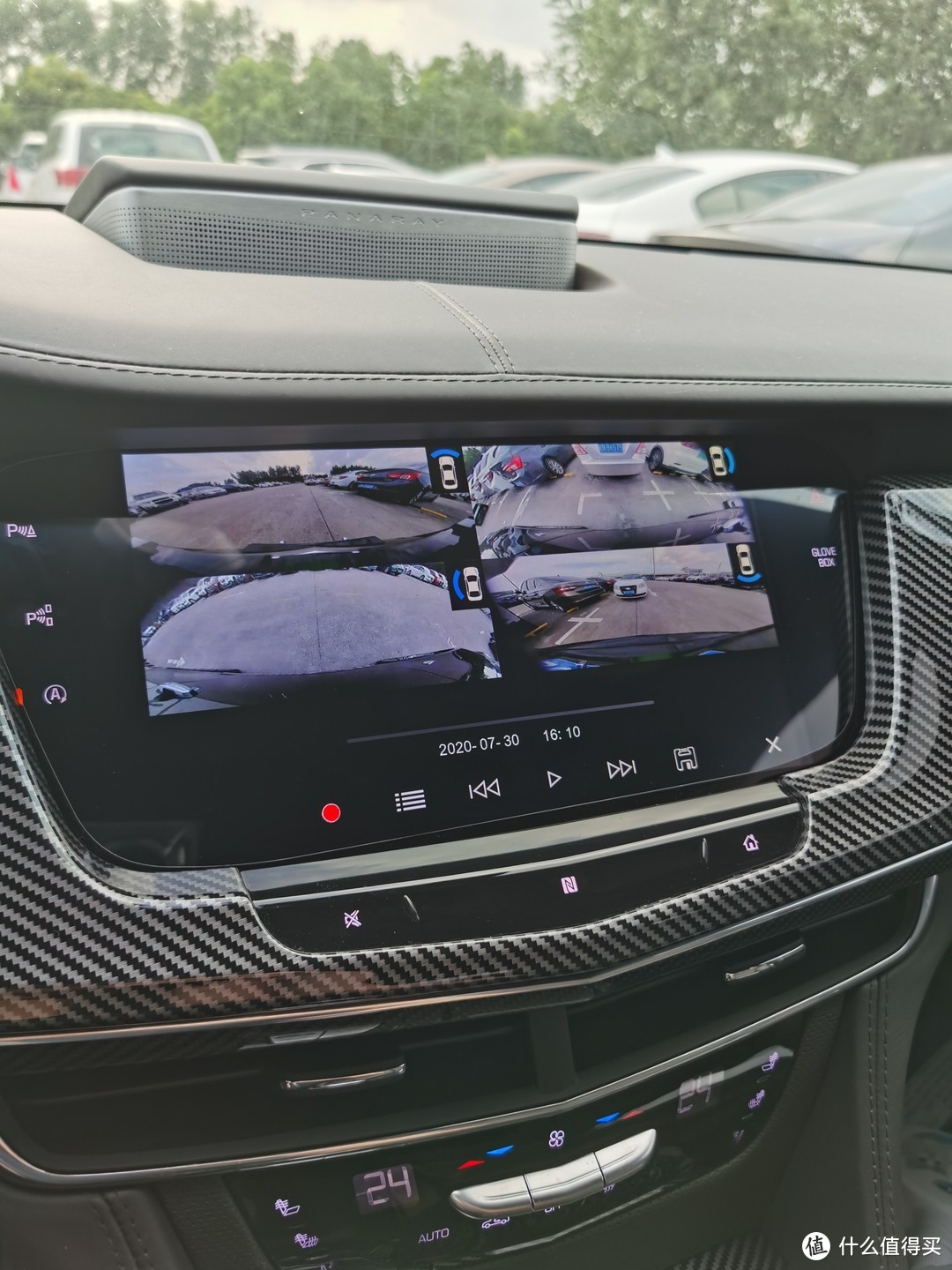 自带的360记录仪可以从前后左右四个角度拍摄录像，它更适合用来做停车时的全景监控，而非行车记录
