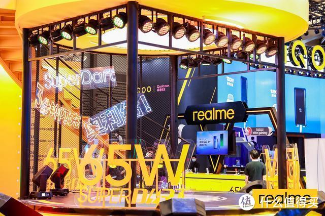 realme最潮展厅引爆ChinaJoy 智慧闪充让5G畅玩不断电