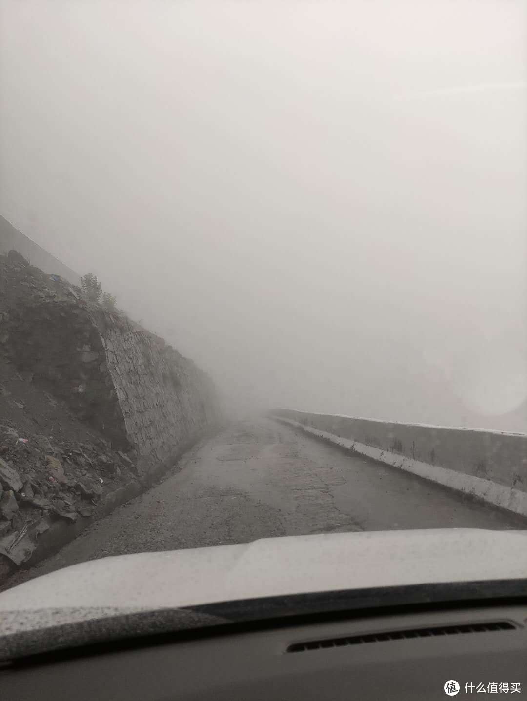 出了隧道，山里山外就两种景色了，大雾弥漫，而且气温也下降了不少