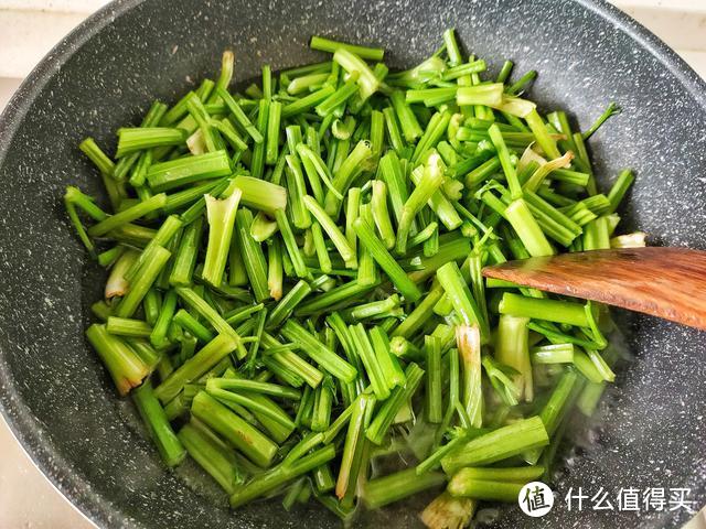 芹菜现在吃正当季，简单一炒，营养美味，粗纤维可清肠排毒更健康！
