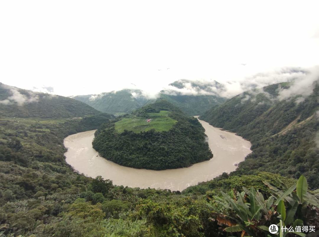 离县城12公里的果果塘大拐弯，有个观景台可以看全景