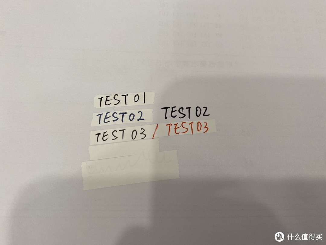 TEST03使用黑/红色的UM-100中性笔书写
