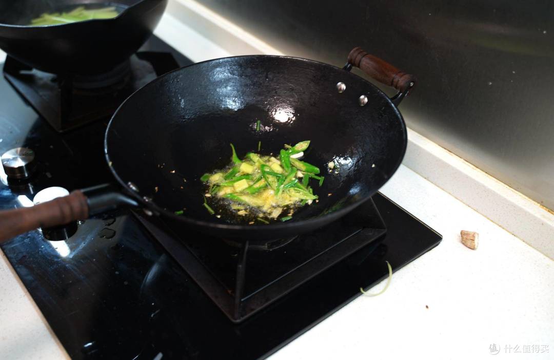 家用炒锅换代史，还是壹加生活铁锅最讨老妈的欢心。