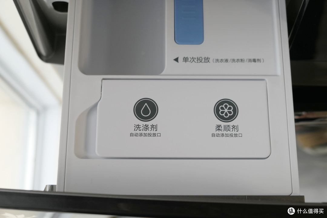 打开内盖,左侧是洗衣液,右侧是柔顺剂~最高加入线全部是凸起的标记,更