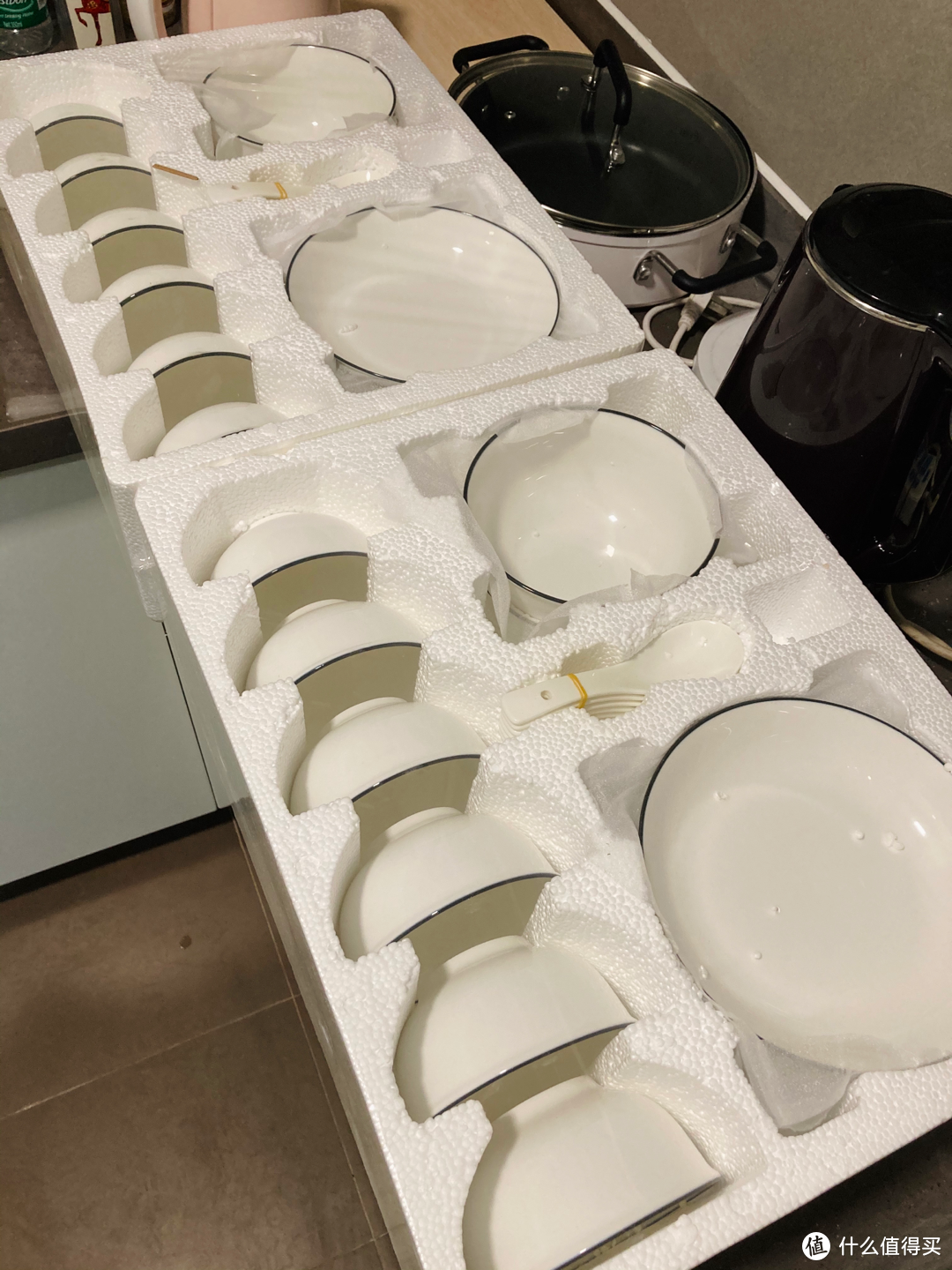 我买过性价比最高的厨具：泥火匠 陶瓷 釉下彩清雅20头餐具礼盒开箱分享