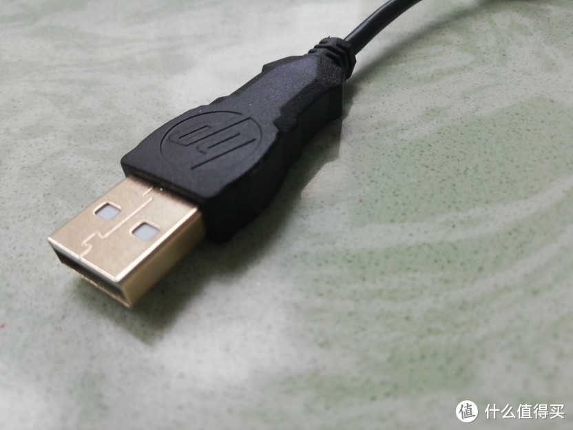 采用的是USB-A接口（镀金）