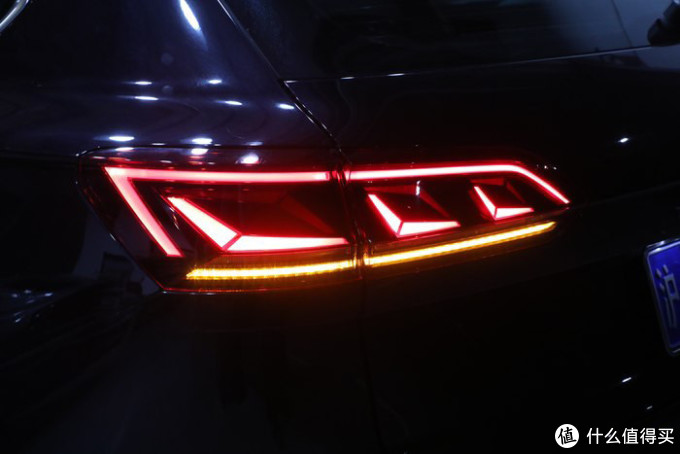 途锐改装高配流水尾灯,车辆彰显炫酷高端,英气逼人_其他汽车服务_什么