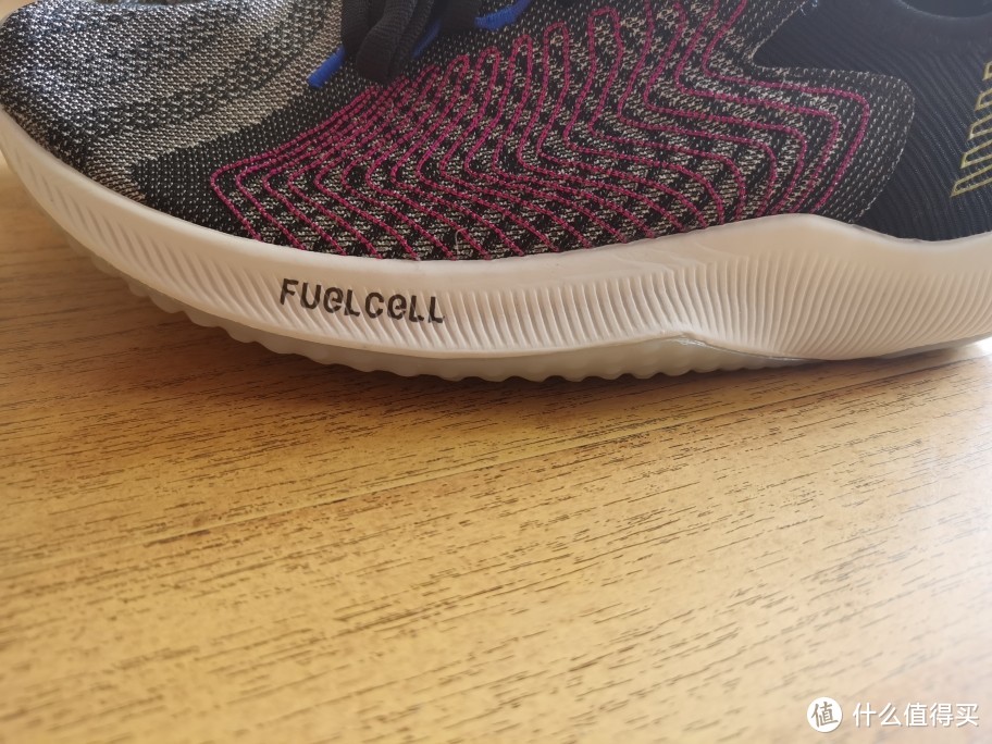 上脚惊艳的 NB FuelCell Rebel 轻量跑鞋开箱