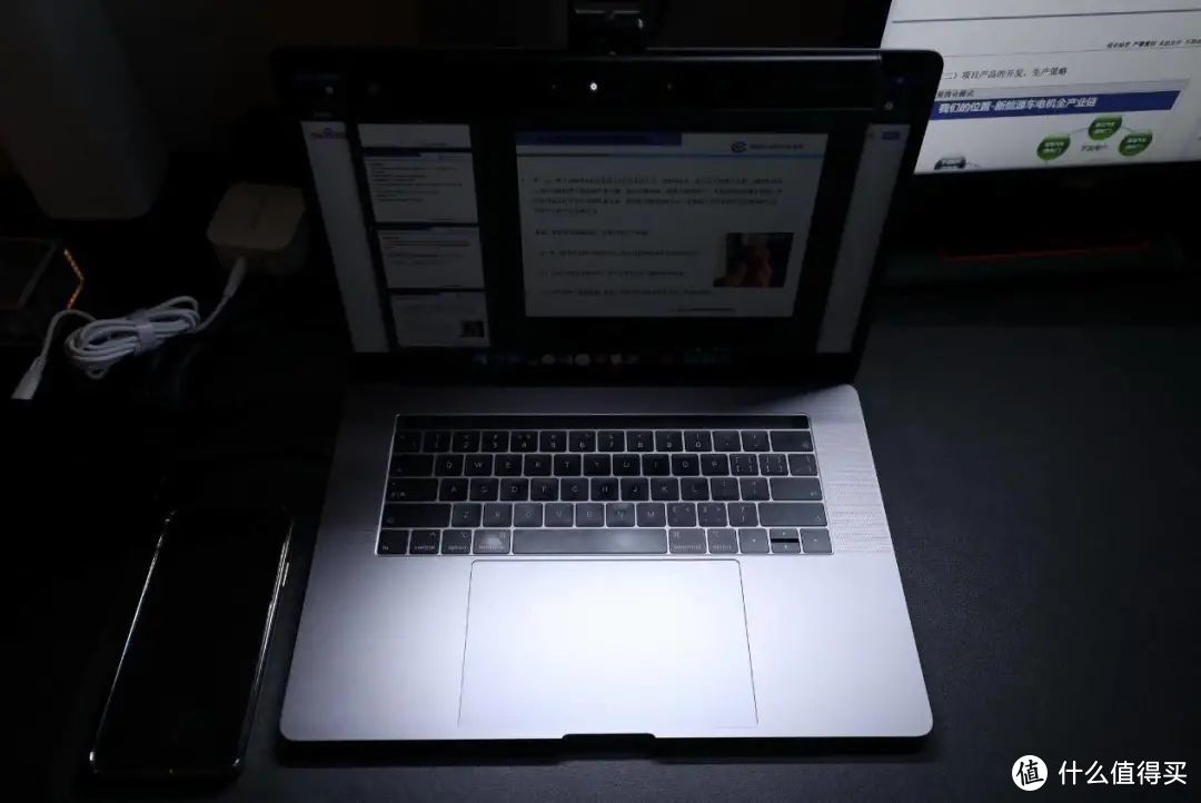 MacBook Pro扩展显示器及生产力配件布局