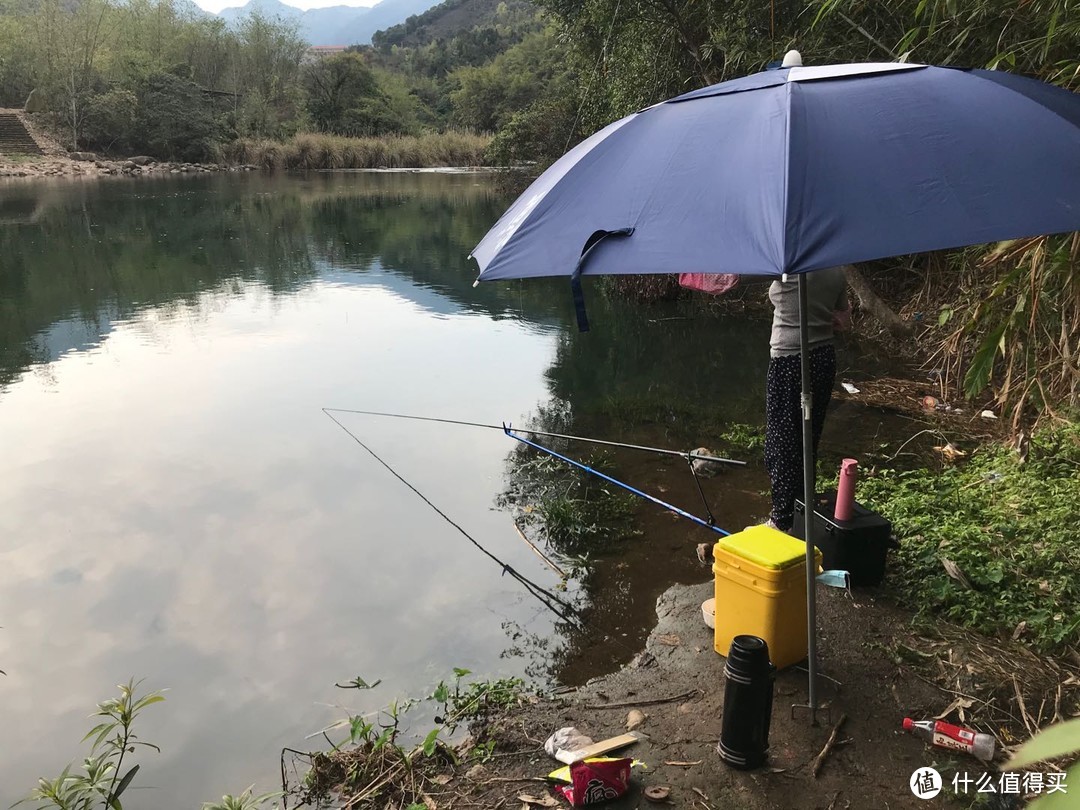 阴天也有紫外线，雨伞还是标配，竿架是为了减少握持，省力，桶是坐骑也是装载收纳用，野钓建议用钓椅、黑坑选钓箱吧