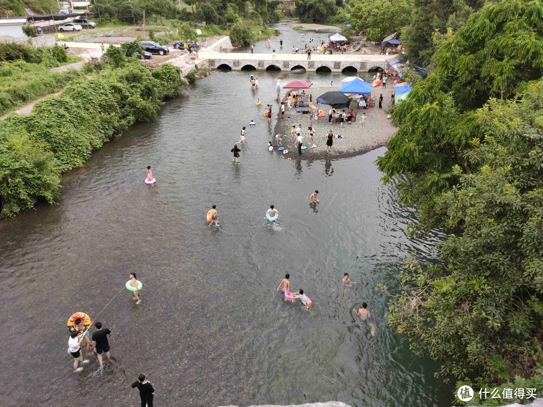 桥上面俯瞰，游客不多，很多是当地人