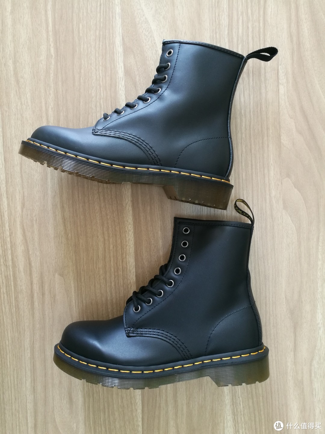 鞋形对比：（果哥家）上（dr.martens)下