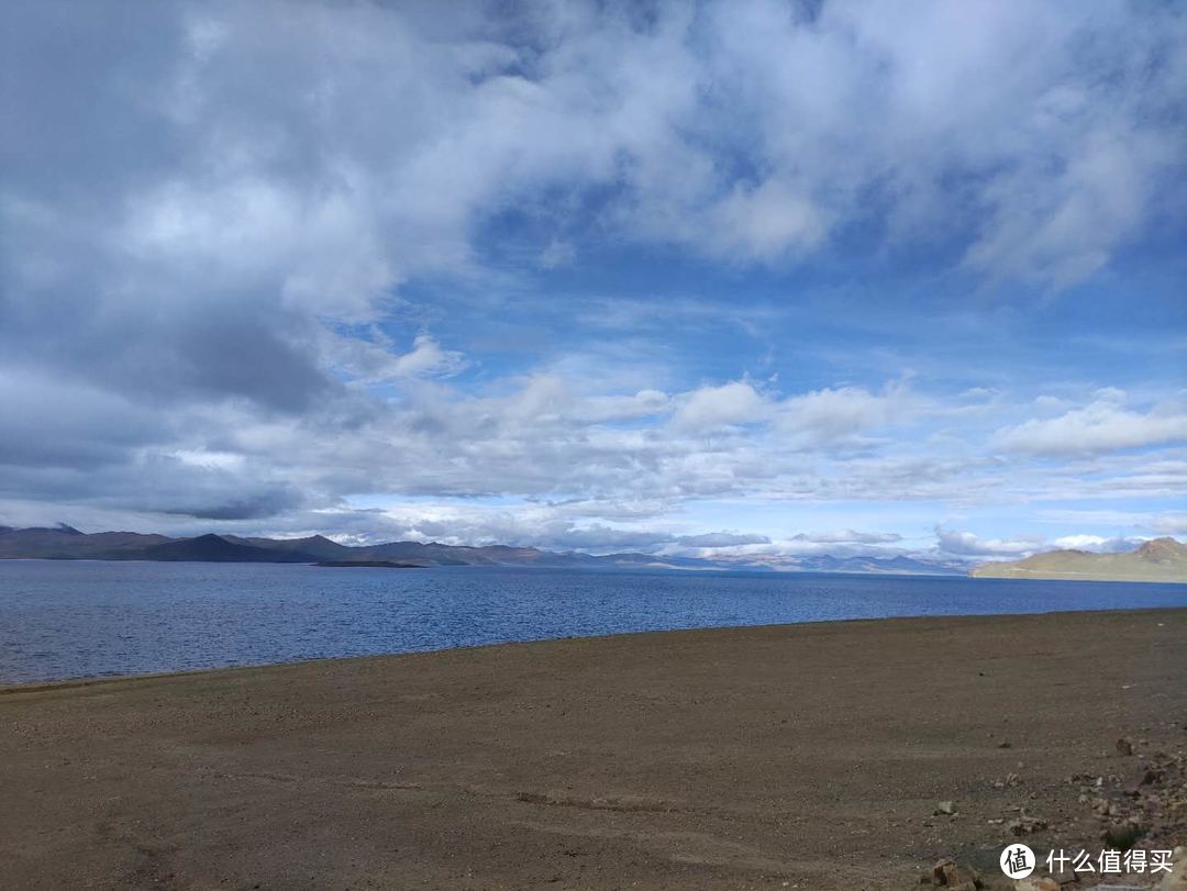 普莫雍错是个椭圆形比较规则的湖泊，围绕着普莫雍错有个环湖公路，有空可以自驾环湖一周，不同角度去欣赏它的美。