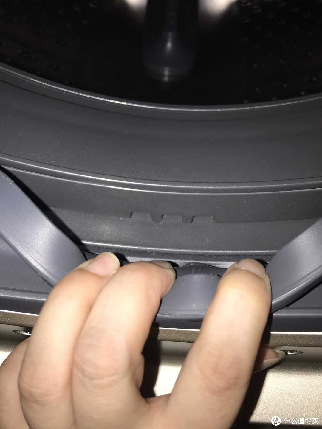 东芝X6通过斜筒导流和一体烘干彻底解决了一直困扰我的传统直滚筒洗衣机胶圈残留水和机体潮湿的问题。 