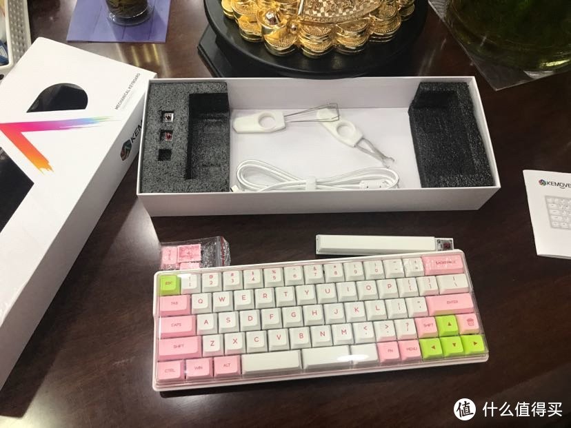 白色外壳粉色中框白粉键帽，绿色的方向键和esc作为点缀一体性很好搭配的相得益彰～键盘整体颜值非常吸睛抓人。