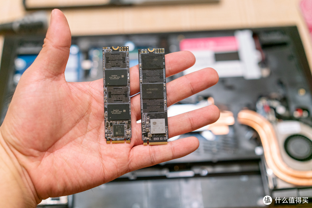 拆掉散热片，看到两根M.2硬盘都是两片NAND颗粒的单面盘