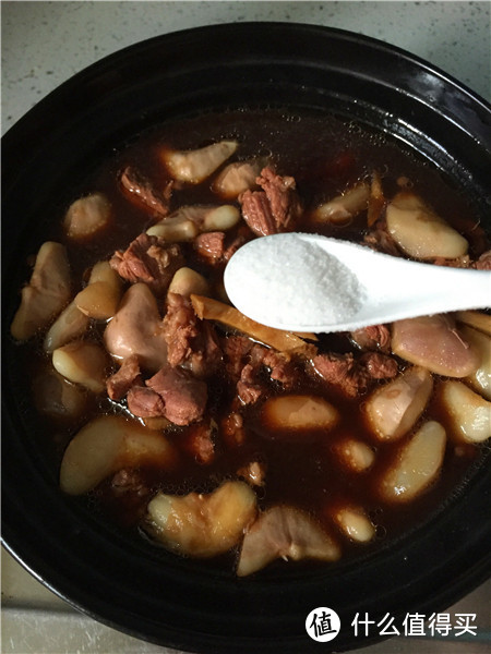 菱角牛腩煲香浓四溢，开胃下饭，比红烧肉还过瘾