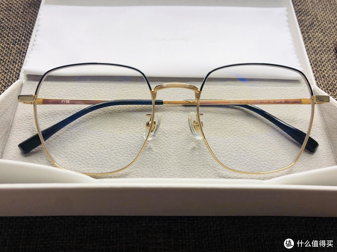 正面看似乎感觉眼镜比较纤细，但实际镜框蛮厚，可以适配比较厚的近视镜片