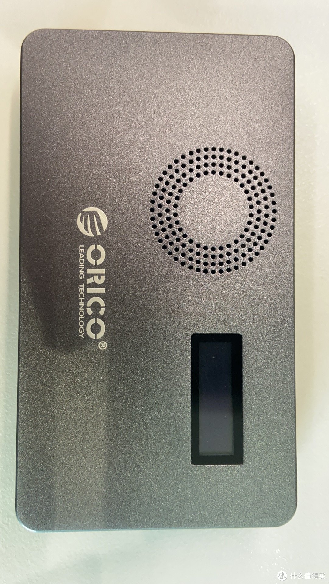 ORICO-NVME硬盘盒-带风扇带显示屏正面