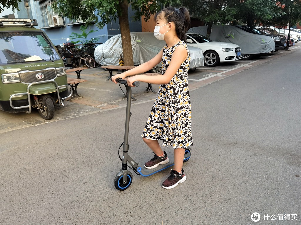 女儿的暑假礼物，性能和安全都在线！九号儿童电动滑板车E10评测