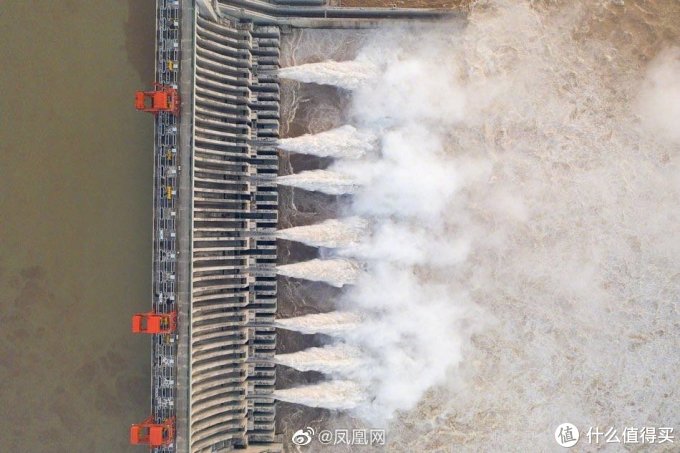 三峡枢纽面临建库以来最大洪峰!三峡大坝首次开11孔泄洪