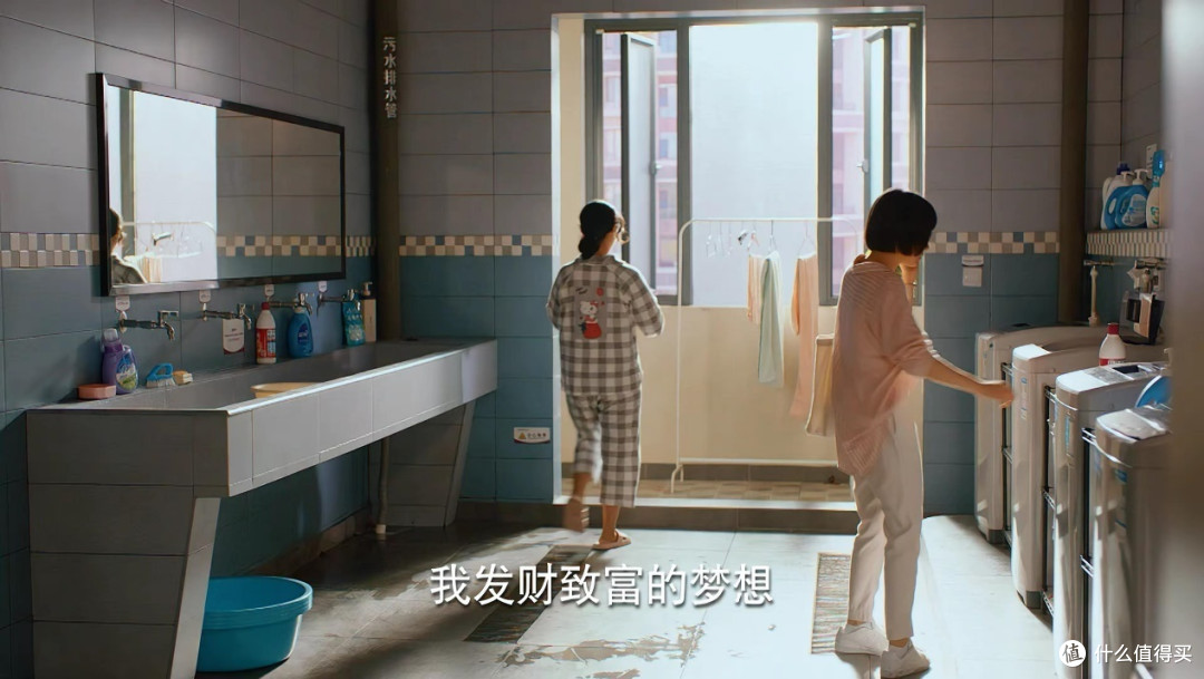 电视剧《二十不惑》剧照再多一些些空间宿舍一般不会太大,但是能利用