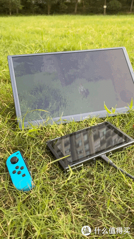 坐在草原上玩《塞尔达传说》，感受现实世界和游戏中的草原风光