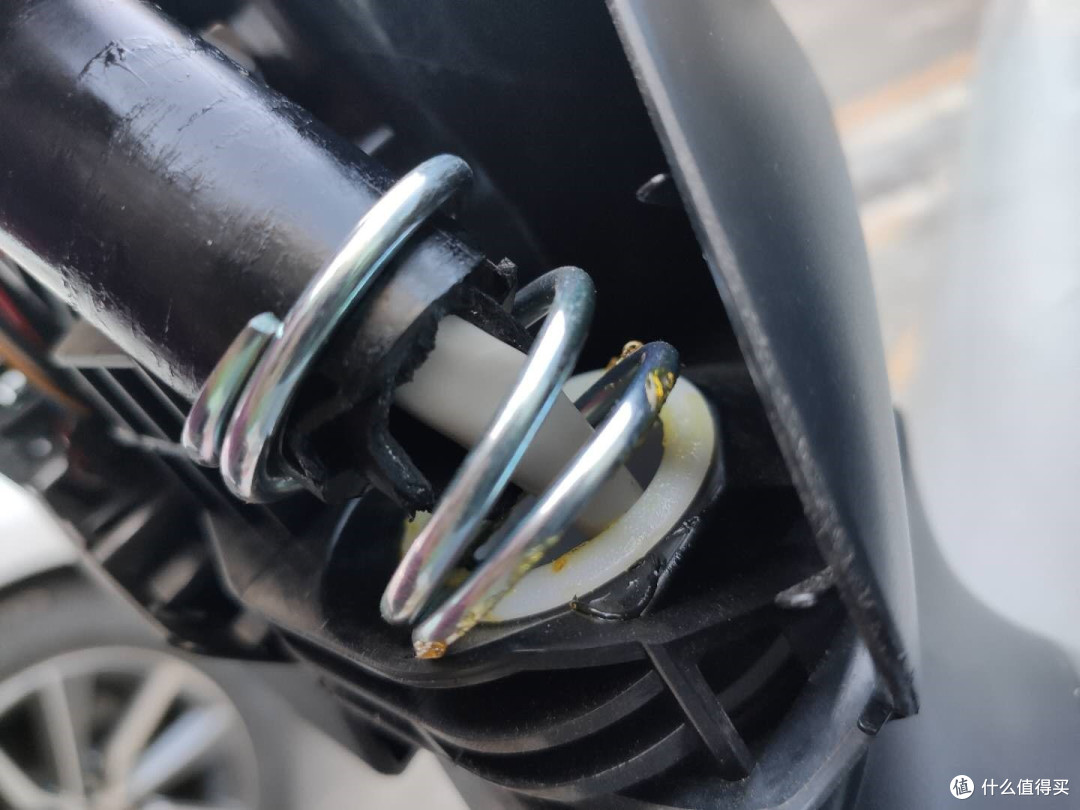 如何更换2019款卡罗拉倒车镜折叠轴