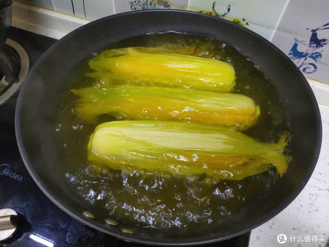 煮玉米时，万不可只用清水，老农教你几个技巧，玉米香甜又软糯