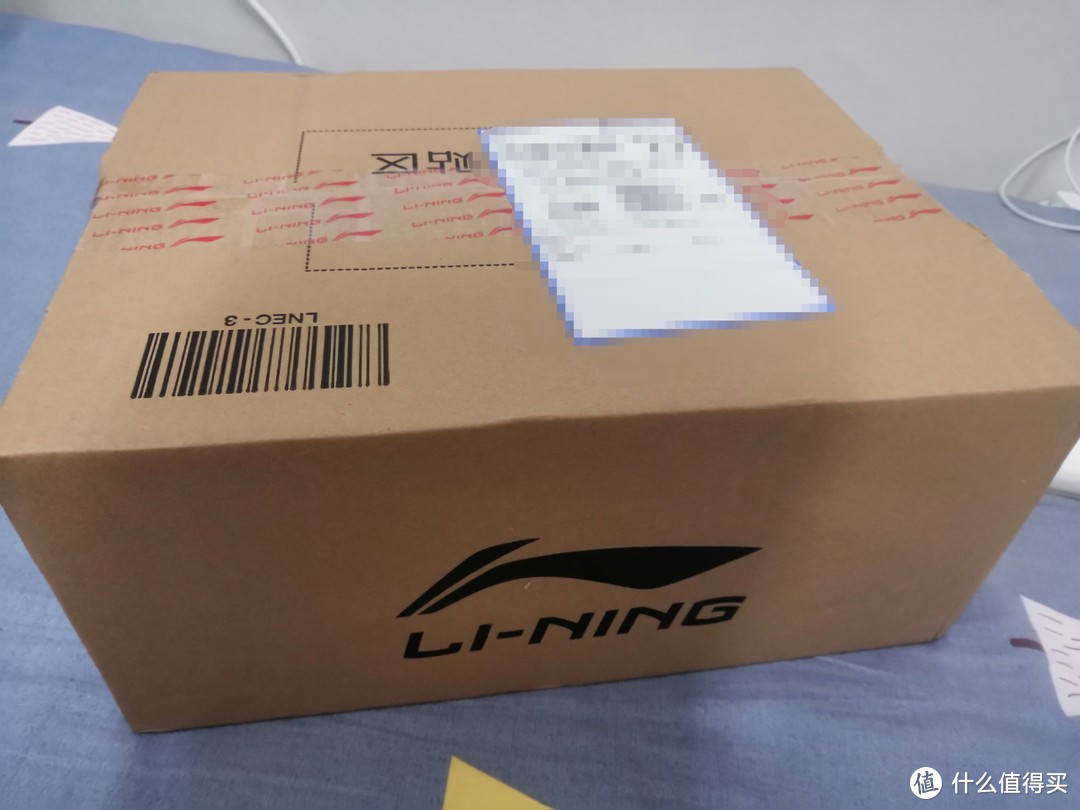 色的鞋盒上印有绝影以及李宁的logo打开鞋盒感觉是锃亮锃亮的新鞋子