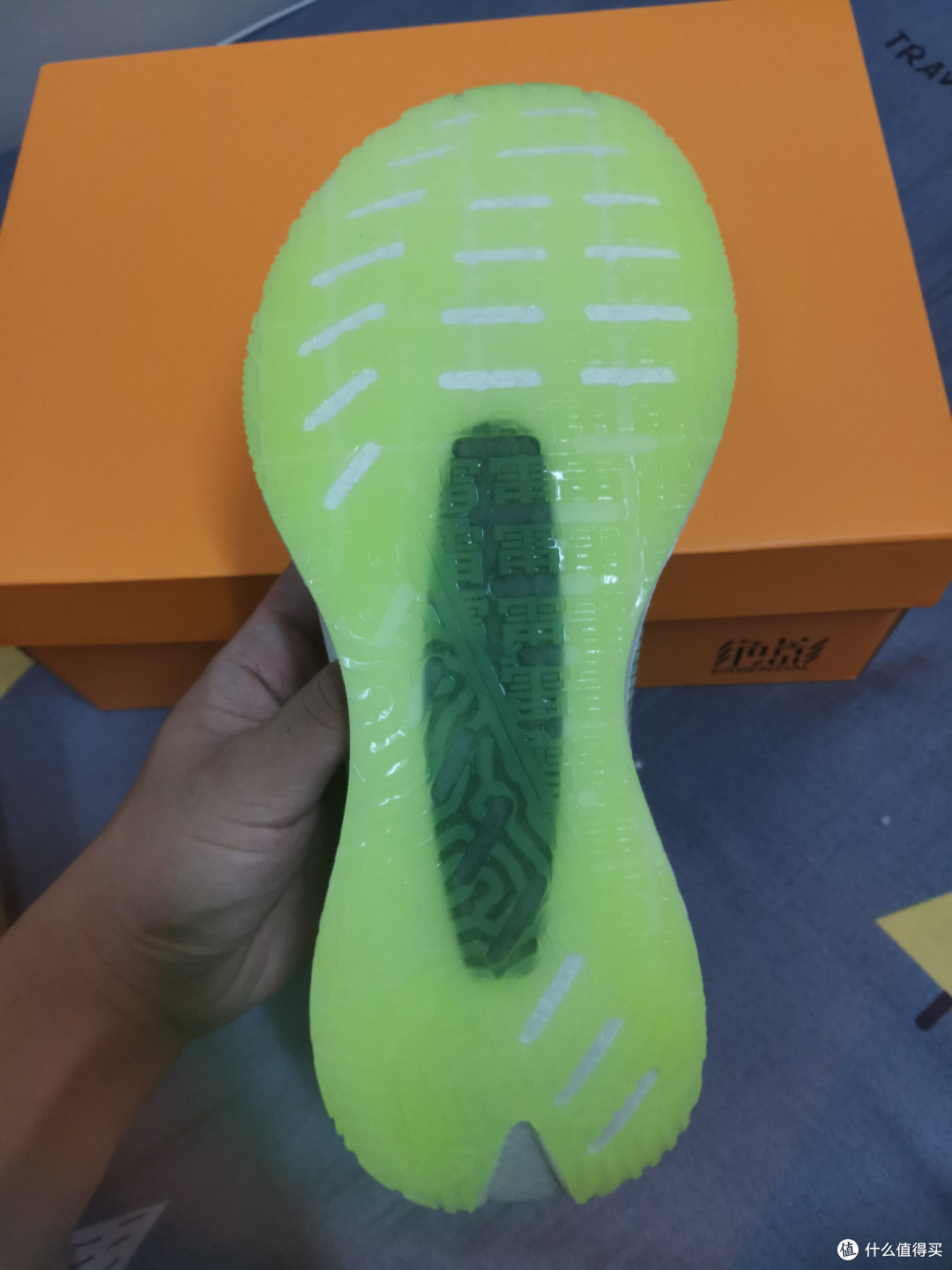 色的鞋盒上印有绝影以及李宁的logo打开鞋盒感觉是锃亮锃亮的新鞋子