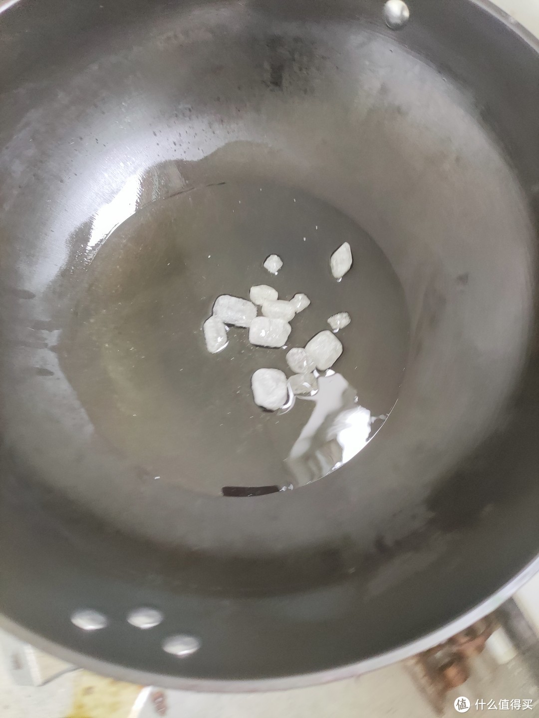 油锅里倒，冰糖锅里倒，如果没有冰糖可用白糖替代，冰糖上色更好一点。